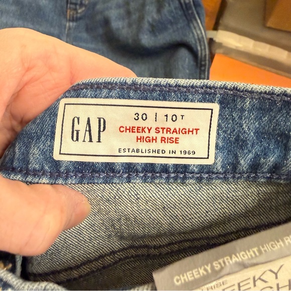 P35 - GAP Women's Cheeky Straight Leg Jeans - Picture 6 of 8